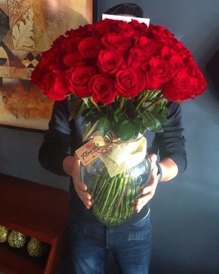 Jarrón con 100 Rosas
