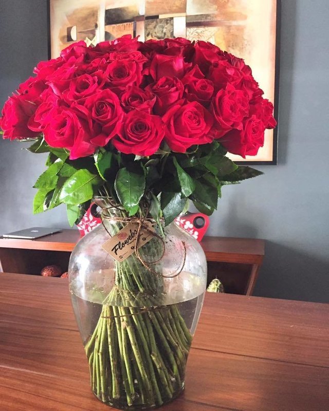 Jarrón con 100 Rosas