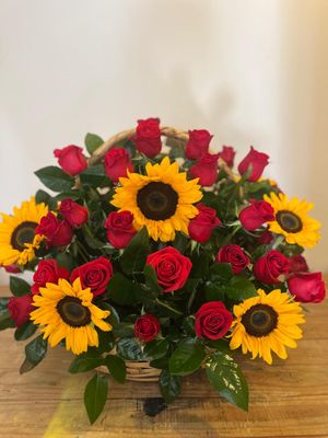 Canasta de 50 rosas y 10 girasoles