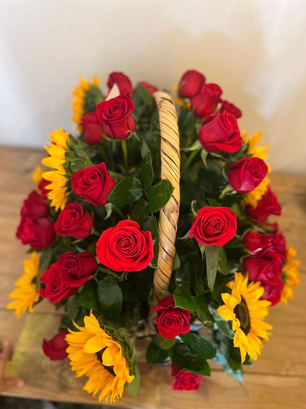 Canasta de 50 rosas y 10 girasoles