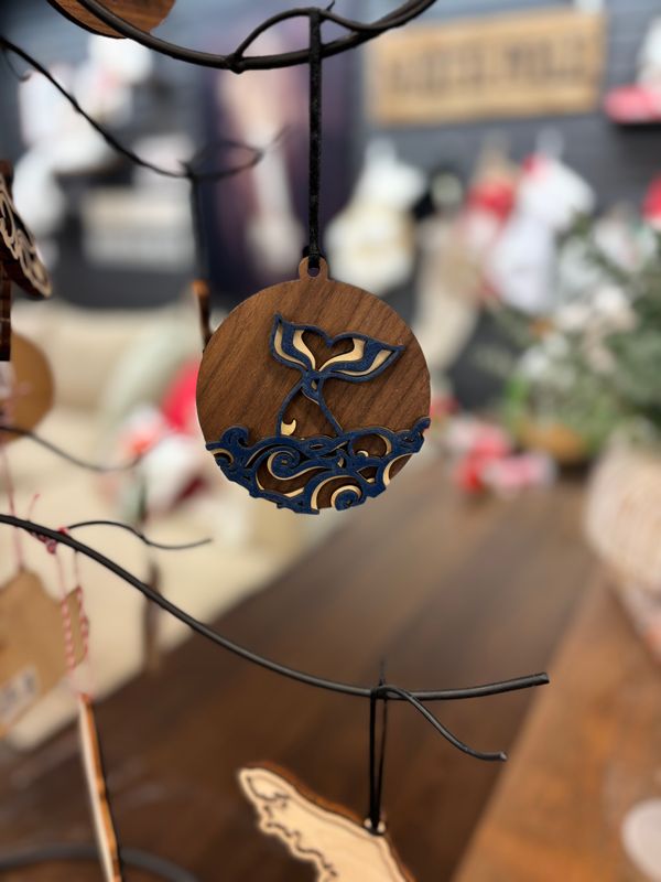 Xmas Bcislandgall Ornaments Walnut Whaletail / Wave Xmas Bcislandgall Ornaments Walnut Whaletail / Wave