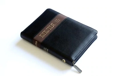 🇺🇦 Біблія чорна з коричневою полоскою, золотий обріз та індекси, на замочку (130х185 мм)