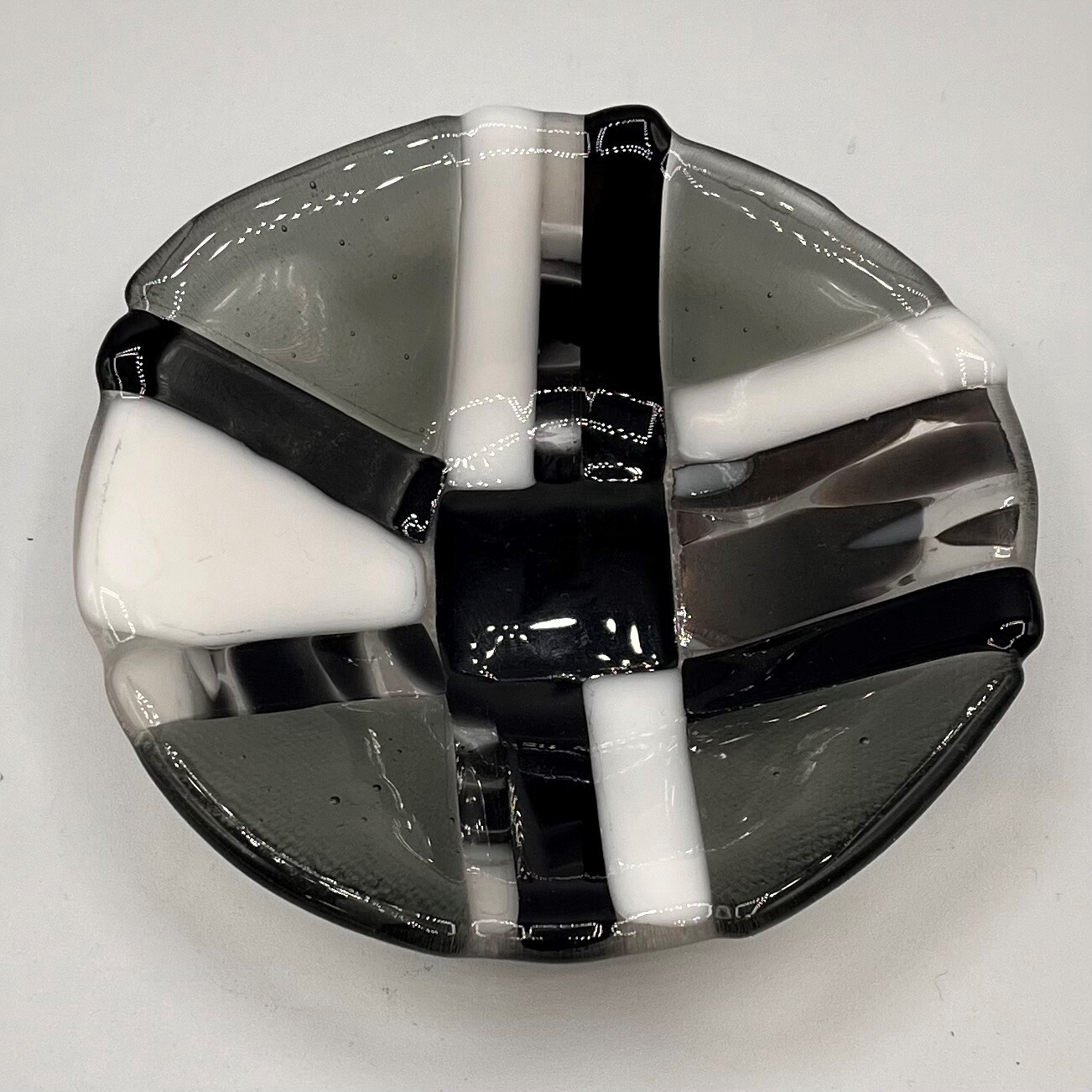 Mark Hodge, black and white glass bowl