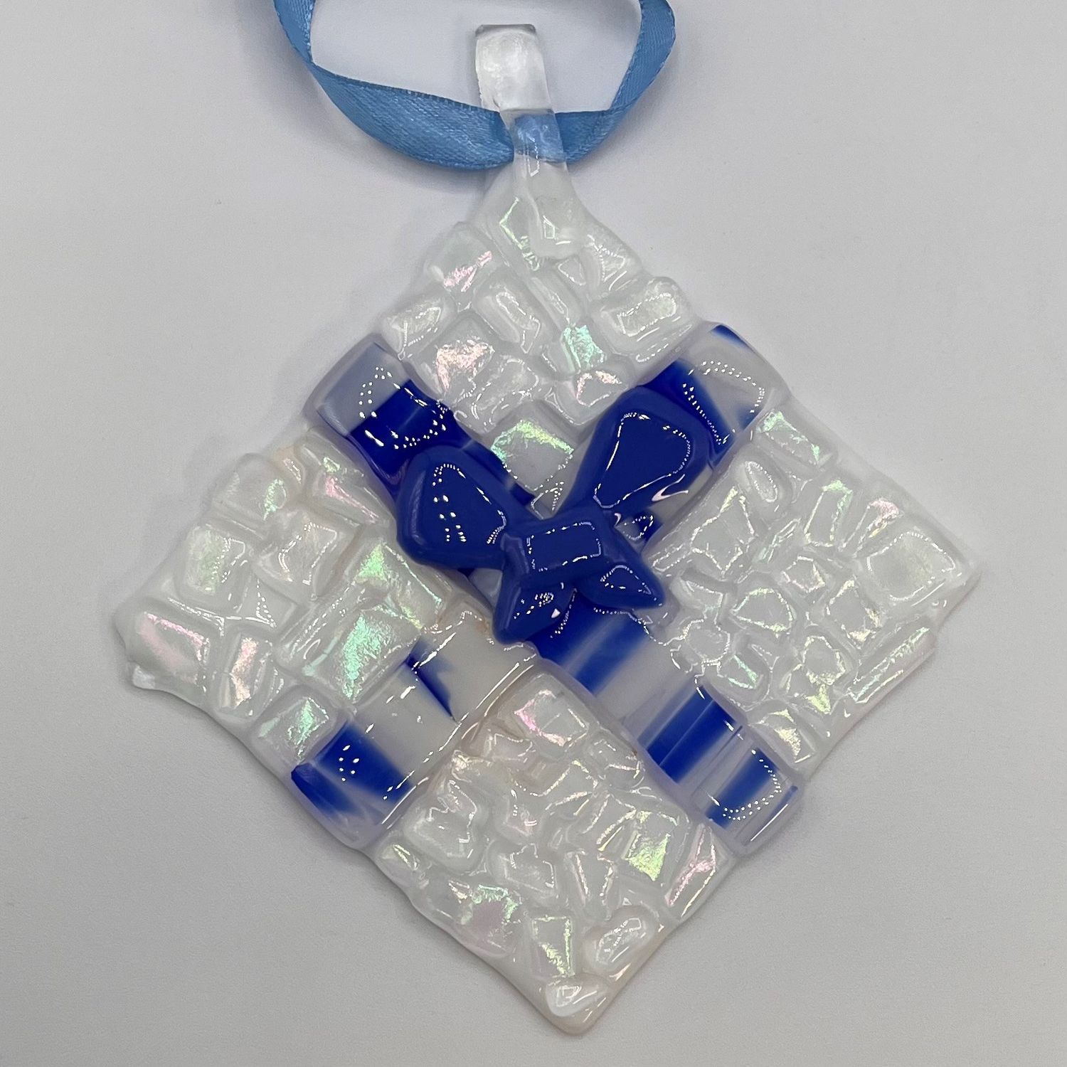 Annie Baxter, Blue and white present glass ornament