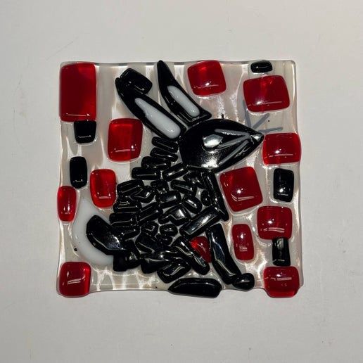 Alphonso Rowe, Black bunny glass stand piece