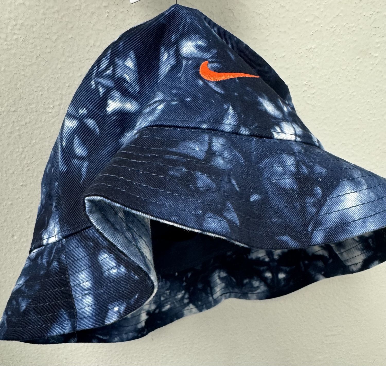 TIE-DYE BUCKET HAT