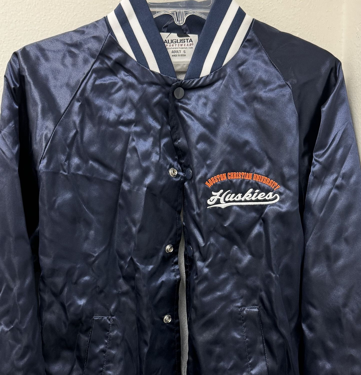 JACKET SATIN BASEBALL STYLE WITH FULL UNIVERISTY NAME OVER HUSKIES LEF