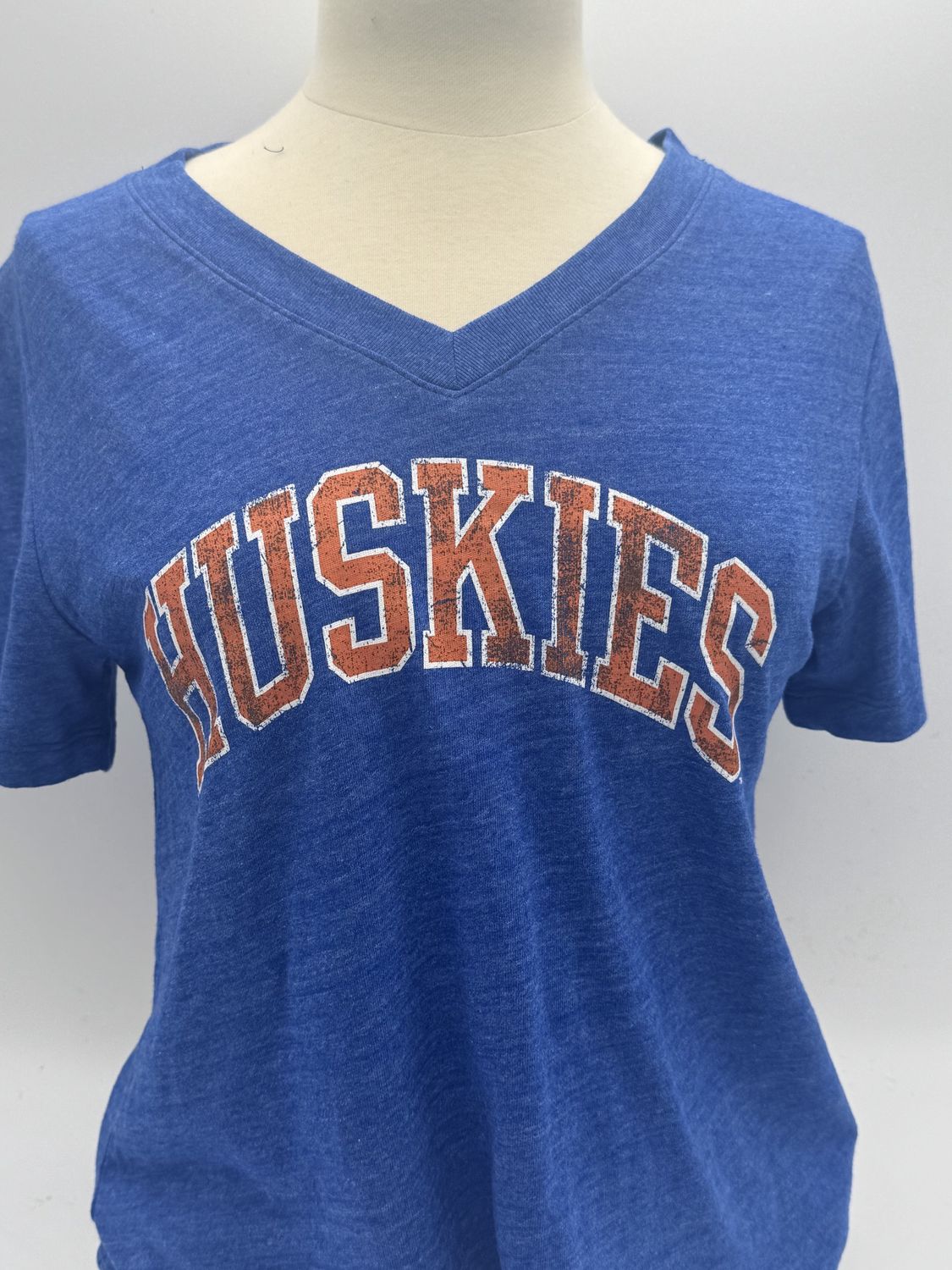 WOMENS BOYFRIEND V-NECK HCU HUSKIES TEE LEAGUE