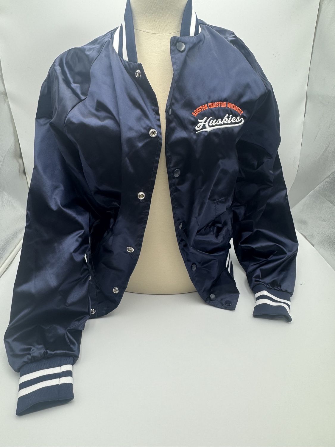 JACKET SATIN BASEBALL STYLE WITH FULL UNIVERISTY NAME OVER HUSKIES LEF