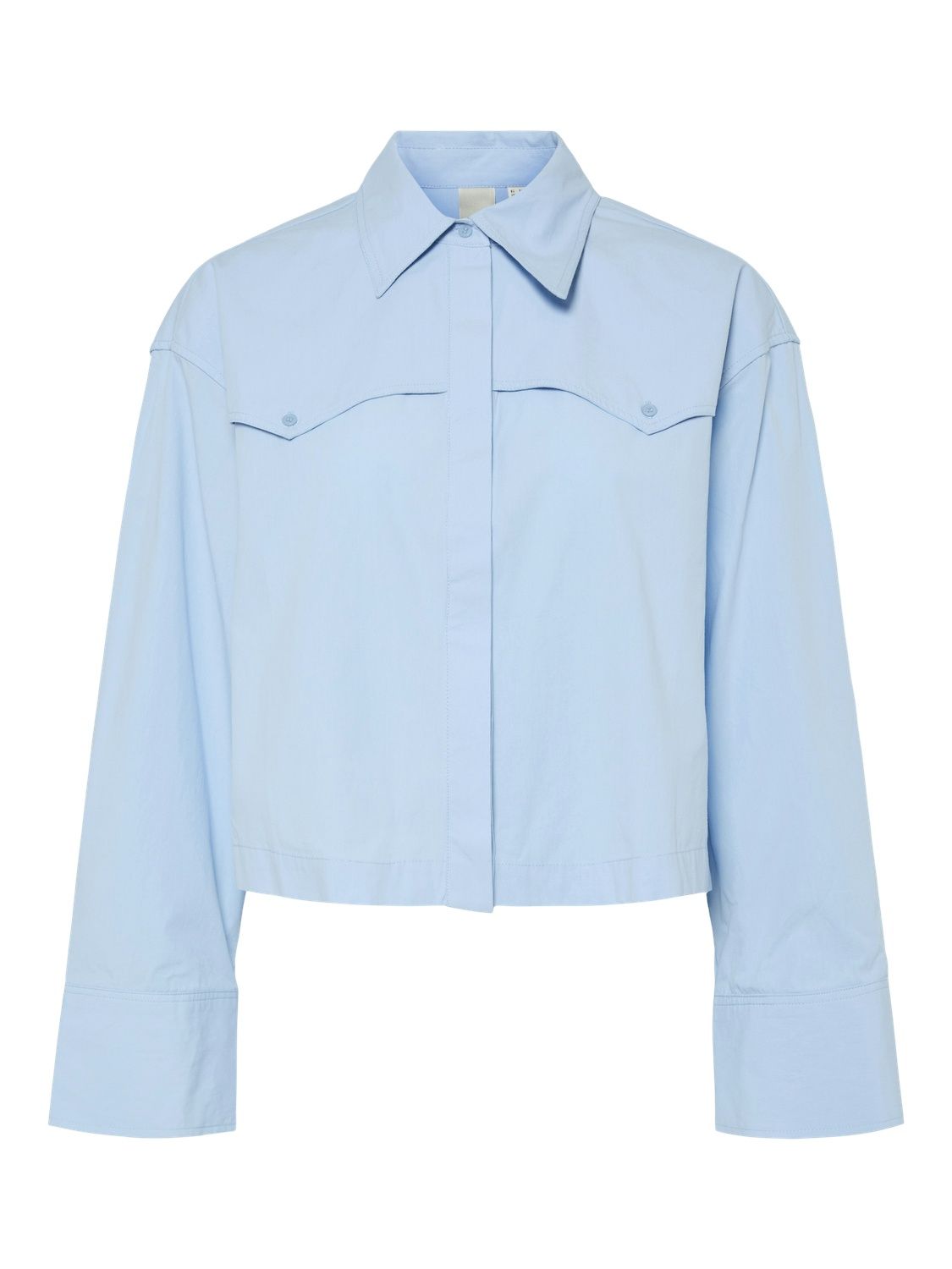 Yasciru short shirt clear sky