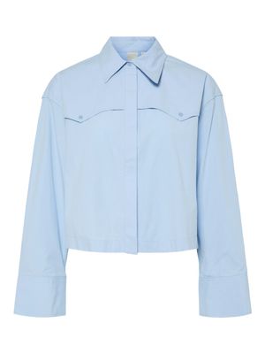 Yasciru short shirt clear sky