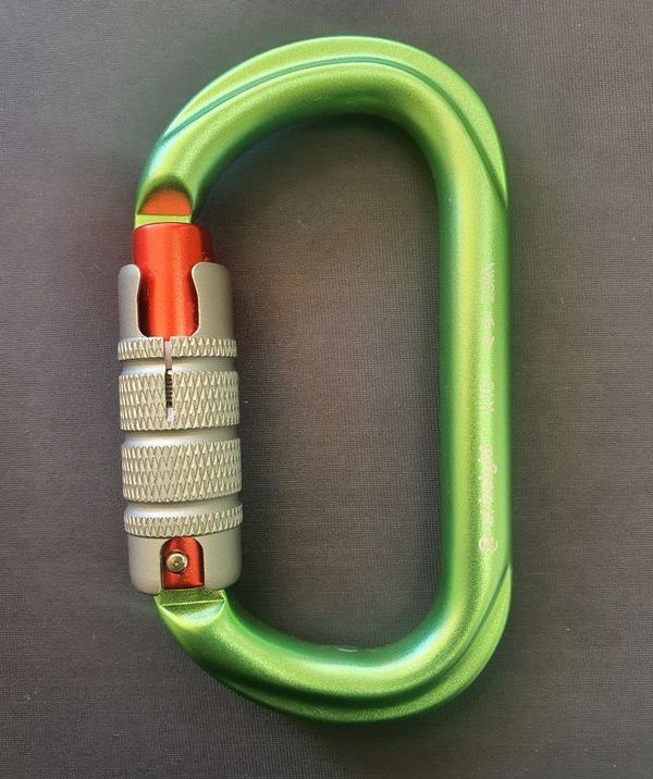 ALLOY OVAL TRIPLE ACTION 25kN KARABINER - GREEN