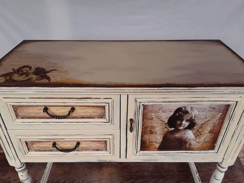 Foto einer Kommode, die ich mit dem klassischen Decoupage-Papier A3 gemacht habe