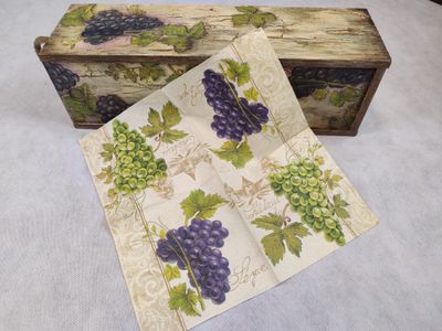 Serviette mit Trauben und ein Beispiel für ihre Verwendung bei der Decoupage.Weinkiste mit Traubenmotiv.