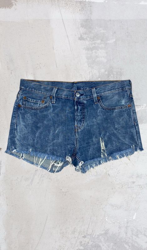 Short Levi’s 501 Waves