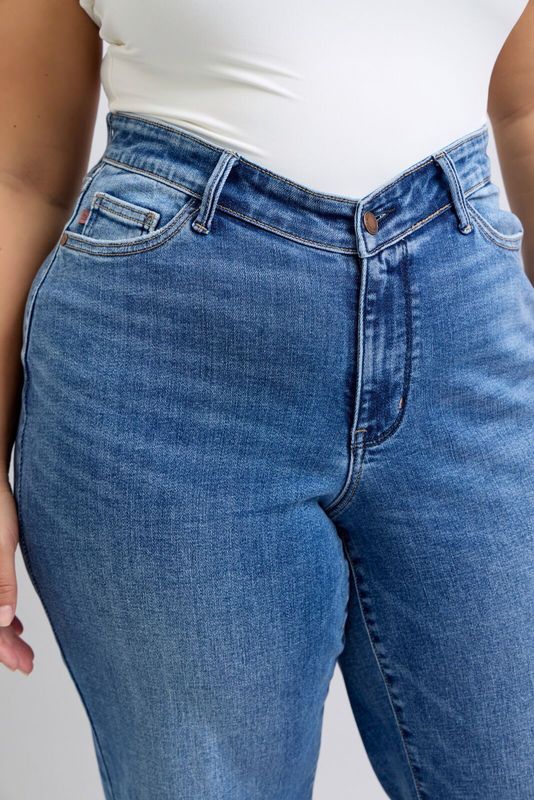 Judy Blue Plus Size HW V Front Straight Fit