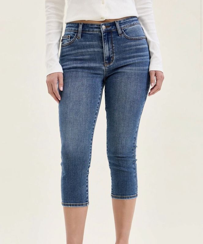 Judy Blue Mid Rise Capri