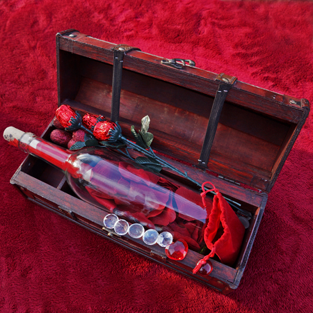 Valentine&#39;s Day - Romeo and Juliet Lovers Chest