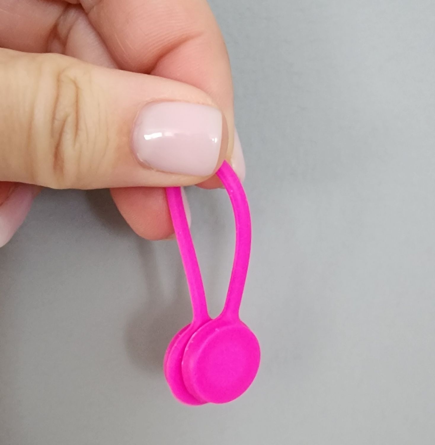 Magnetic needle minder for embroidery (random colours)