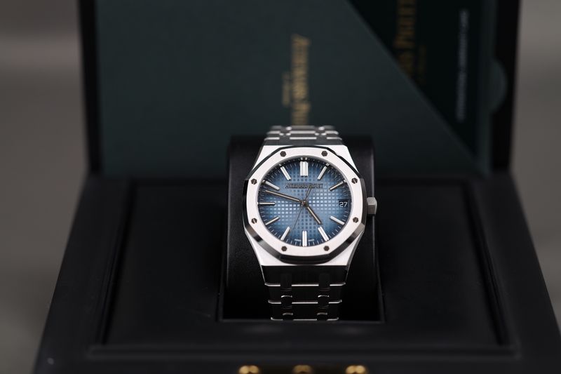 Audemars Piguet Royal Oak Weißgold Smoked Blue (Special Edition) - 2023