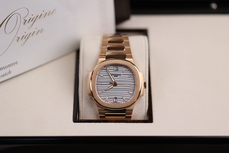 Patek Philippe Lady Nautilus Roségold Opalsilber - 2020 Patek Philippe Lady Nautilus Roségold Opalsilber - 2020