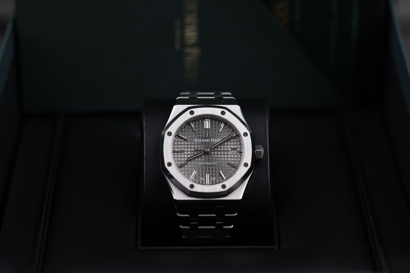 Audemars Piguet Royal Oak Grau - 2021 Audemars Piguet Royal Oak Grau - 2021