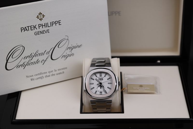 Patek Philippe Nautilus Annual Calendar Weiß 5726 - 2015