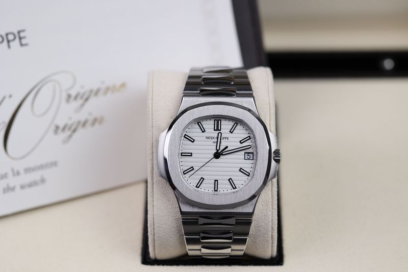 Patek Philippe Nautilus Weiß 5711 - 2017 Patek Philippe Nautilus Weiß 5711 - 2017