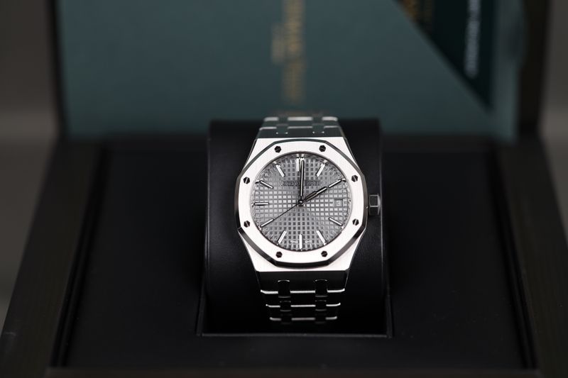 Audemars Piguet Royal Oak 15550 Grau - 2024