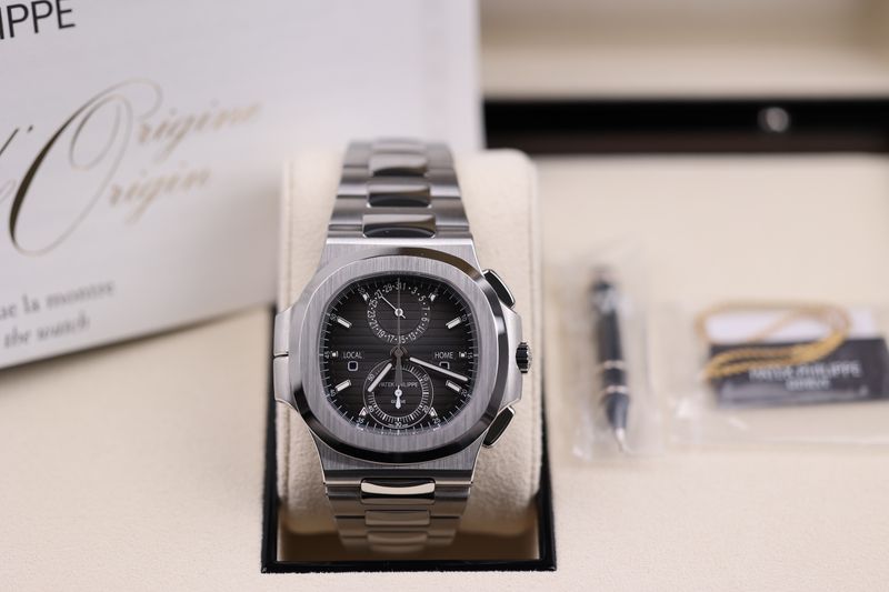 Patek Philippe Nautilus Travel Time Chronograph​ Grau - 2021