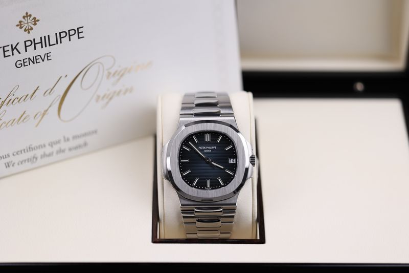 Patek Philippe Nautilus 5711 Blau (330-Calibre) - 2019