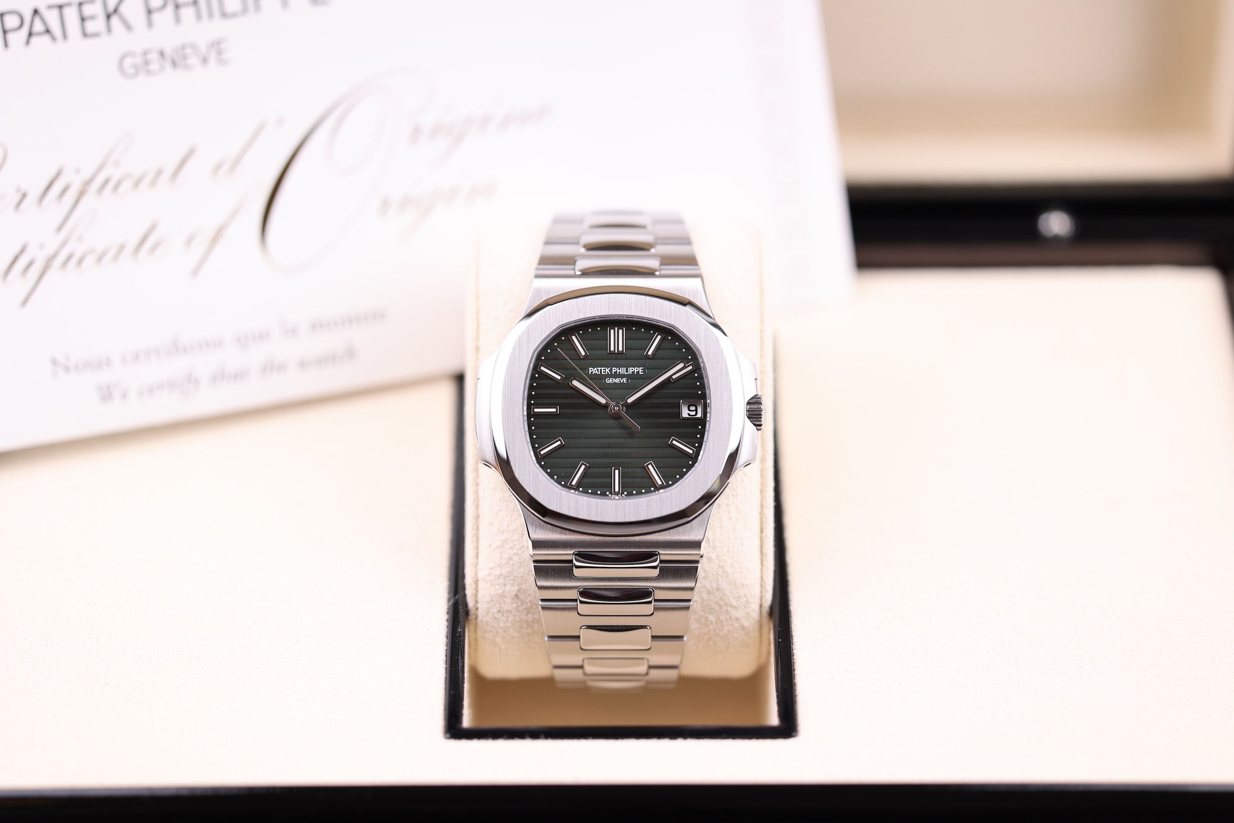 Patek Philippe Nautilus 5711 Grün (330 Calibre) NOS - 2021