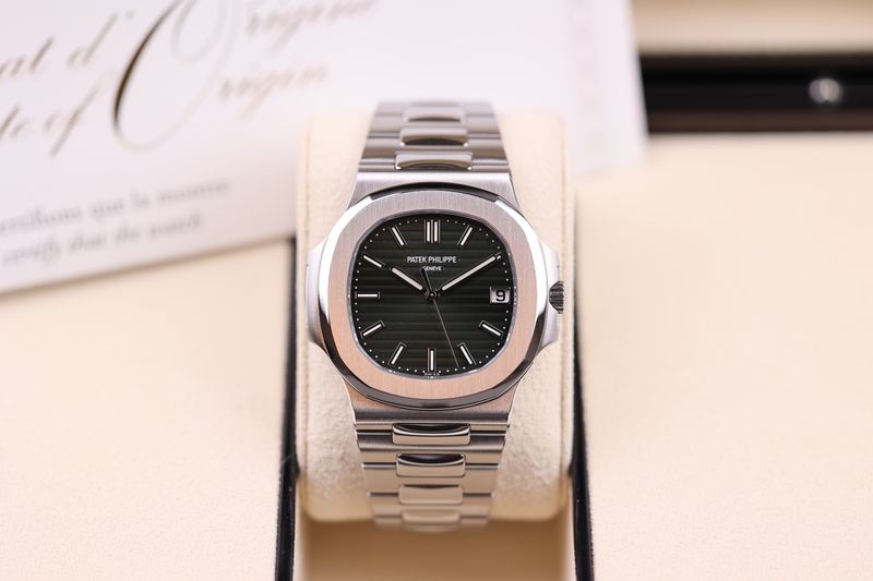 Patek Philippe Nautilus 5711 Grün (330 Calibre) NOS - 2021