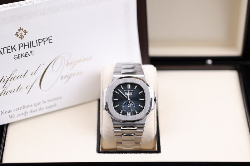 Patek Philippe Nautilus Annual Calendar 5726 Blau - 2019