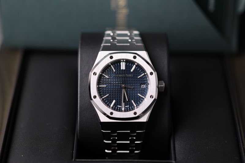 Audemars Piguet Royal Oak 37mm Blau - 2023
