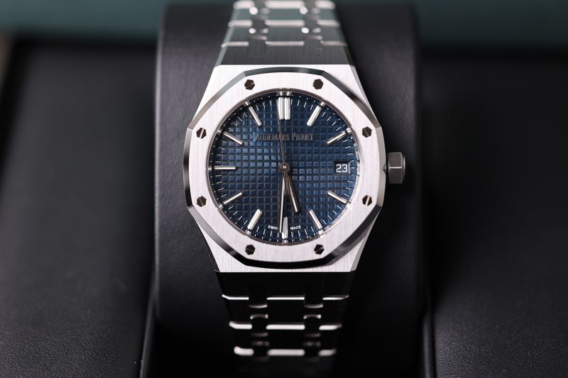 Audemars Piguet Royal Oak 37mm Blau - 2023