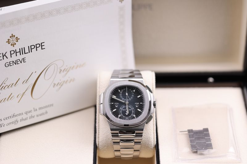 Patek Philippe Nautilus 5990 Travel Time Chrono Blau - 2025
