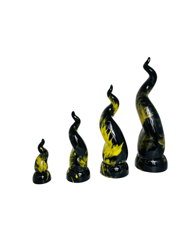 Corno portafortuna in ceramica ,fantasia nero e giallo