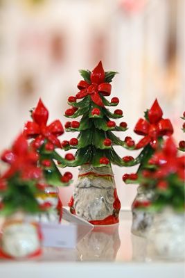 Gnomo natalizio in ceramica con albero di natale, decorazioni natalizie