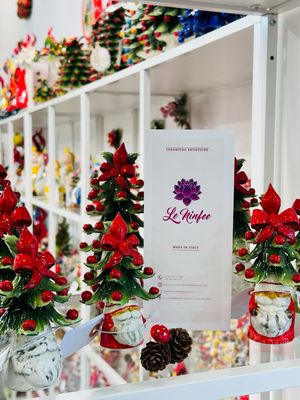 Gnomo natalizio in ceramica con albero di natale, decorazioni natalizie