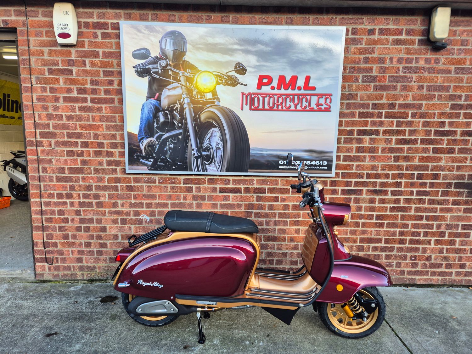 Royal Alloy JPS 350 - Burgundy/Gold Royal Alloy JPS 350 - Burgundy/Gold