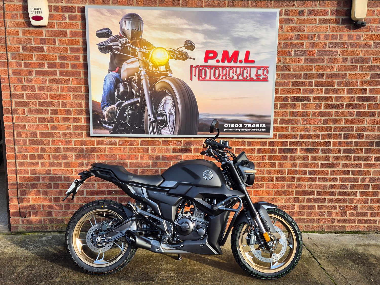 Zontes ZT125-G1 CST - Satin Black/Gold