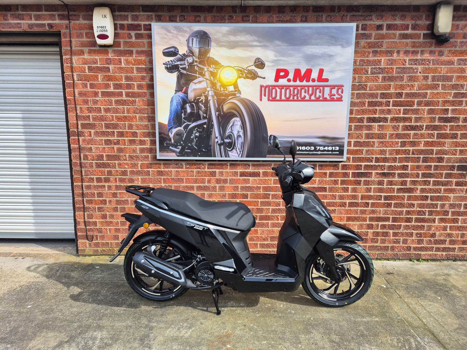 Peugeot Tweet 125 - Glitter Black Peugeot Tweet 125 - Glitter Black