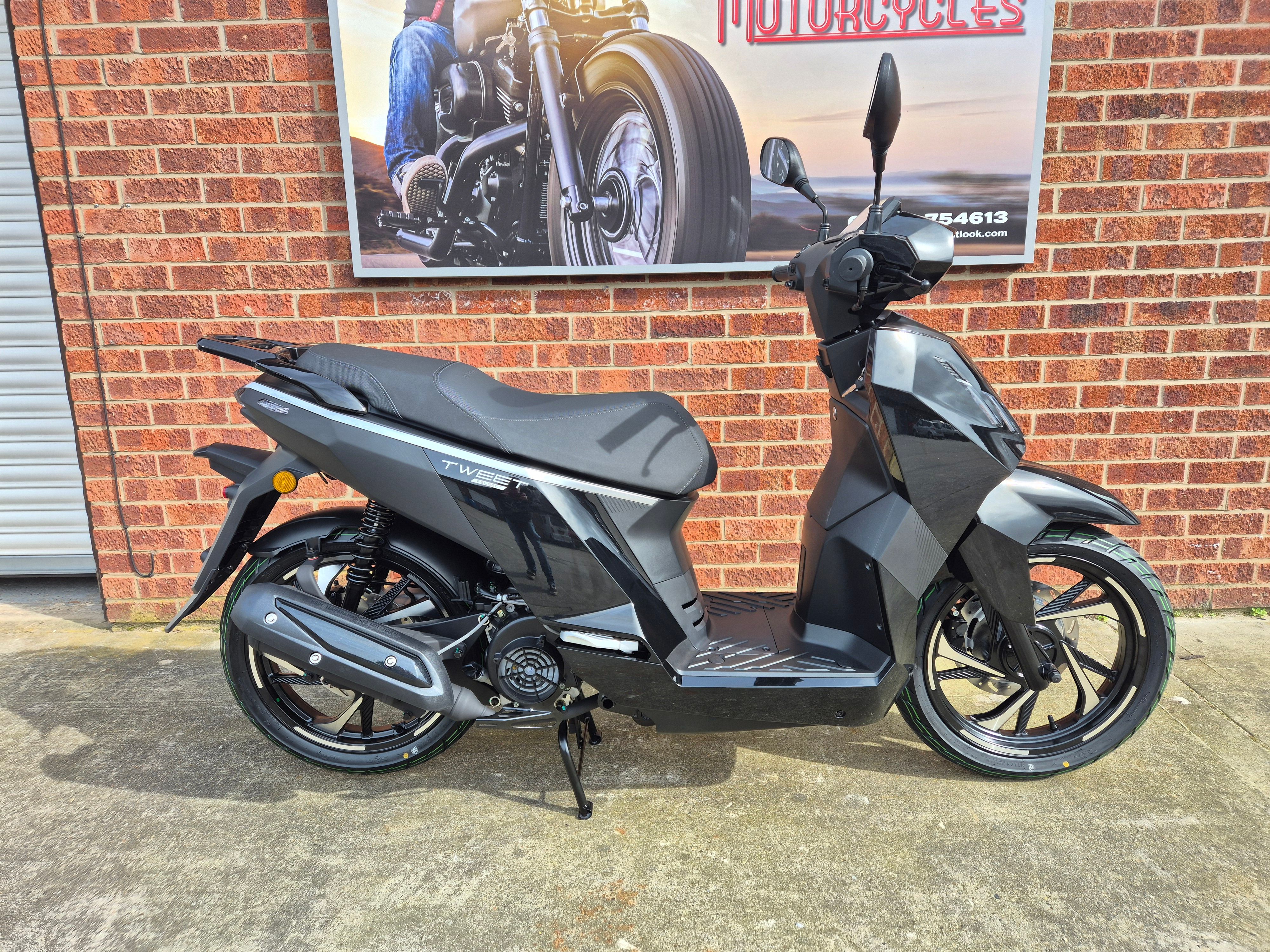 Peugeot Tweet 125 - Glitter Black