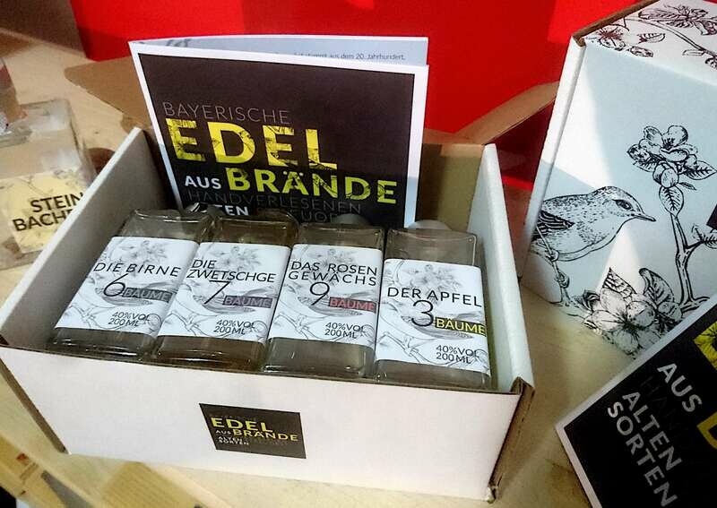 4 sortenreine Edelbrände in der Geschenkebox. Versandkostenfrei!