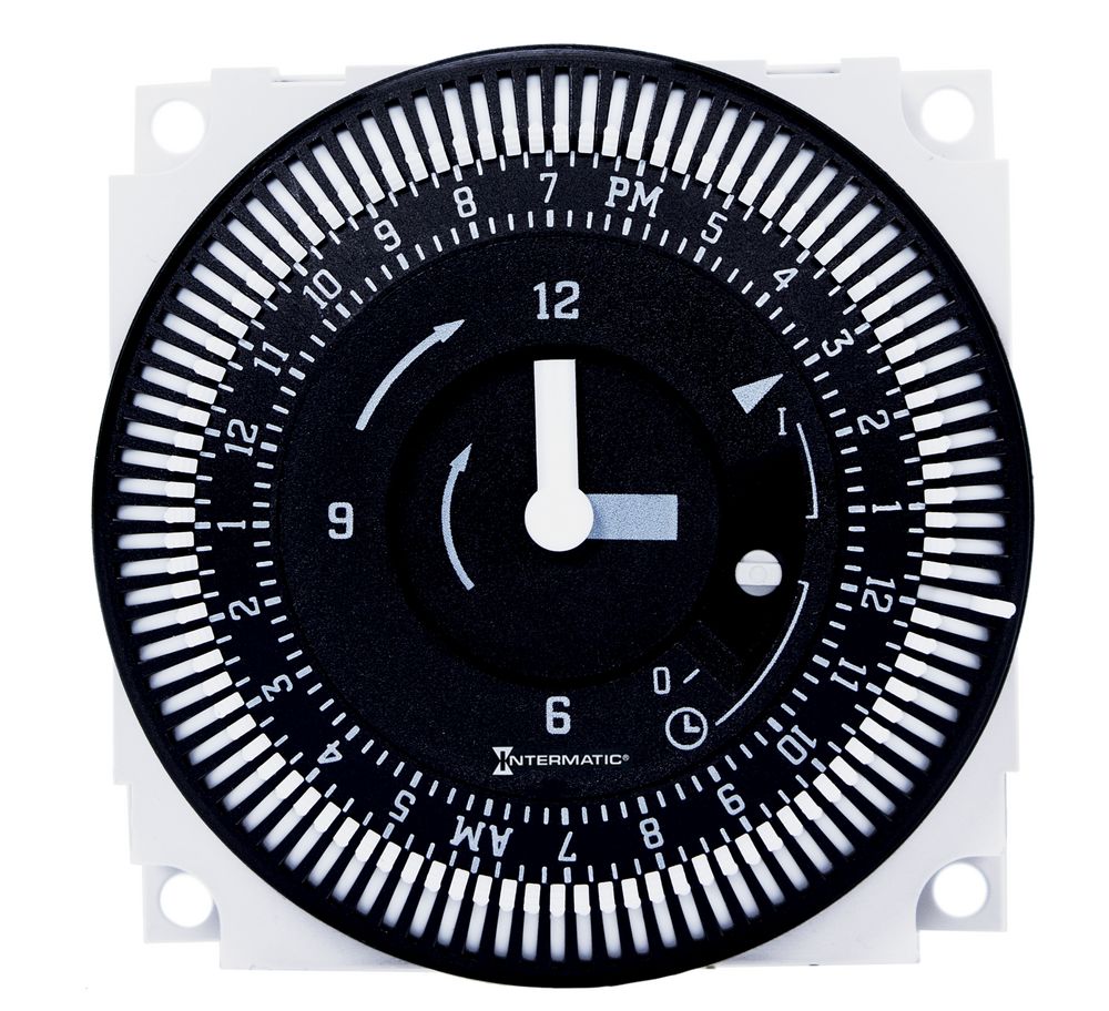 FM1QTUZH-24U — Módulo temporizador electromecánico para montaje en panel de 24 horas, 12/24 V, con respaldo de batería y anulación manual, intervalos de 15 minutos, 21 A, SPDT