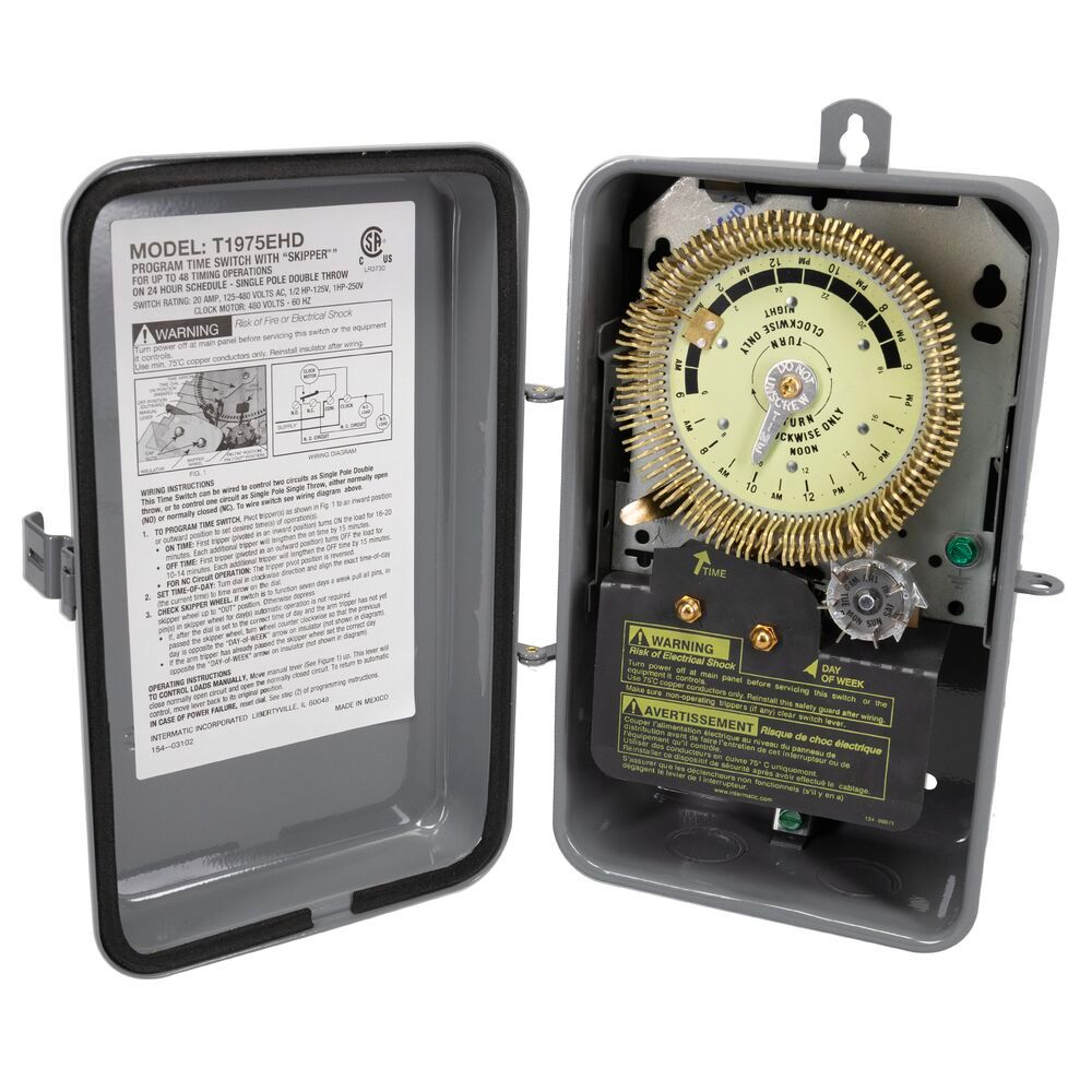 T1975EHD — Temporizador mecánico de 24 horas de servicio pesado con carátula metálica y función Skip-a-Day (omitir día), 480 VCA, 60 Hz, SPDT, gabinete metálico para interior,