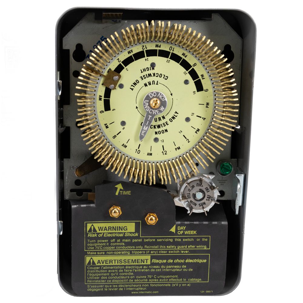 T1975E — Temporizador mecánico de 24 horas con función Skip-a-Day (omitir día), 480 VCA, 60 Hz, SPDT, gabinete metálico para interior, intervalo de 15 minutos