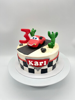 Fondant Torte Cars mit handmodellierter Figur Fondant Torte Cars mit handmodellierter Figur