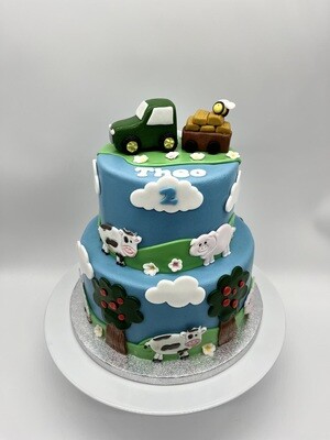 Fondant Torte Bauernhof mit handmodelliertem Traktor Fondant Torte Bauernhof mit handmodelliertem Traktor
